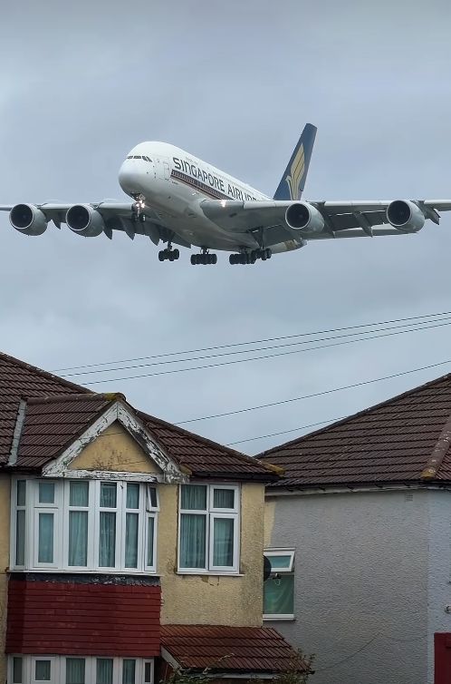 Pesawat Airbus A380 Singapore Airlines Pesawat Airbus A380 Singapore Airlines melakukan pendaratan menyamping di Bandara London Heathrow. (Tangkapan Layar Instagram/elemer.aviation)