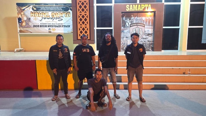 Polisi menangkap pelaku penipuan di Toko Bangunan Bone.