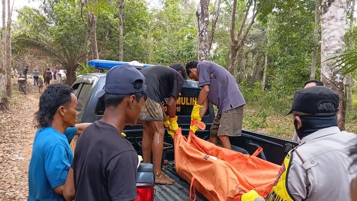 Polisi mengevakuasi jenazah korban dari dalam danau Danau Berayun, Prabumulih.