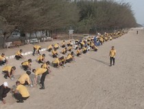 Aksi Nyata Polresta Tuban Bersih-Bersih Pantai Tanam 200 Pohon Cemara