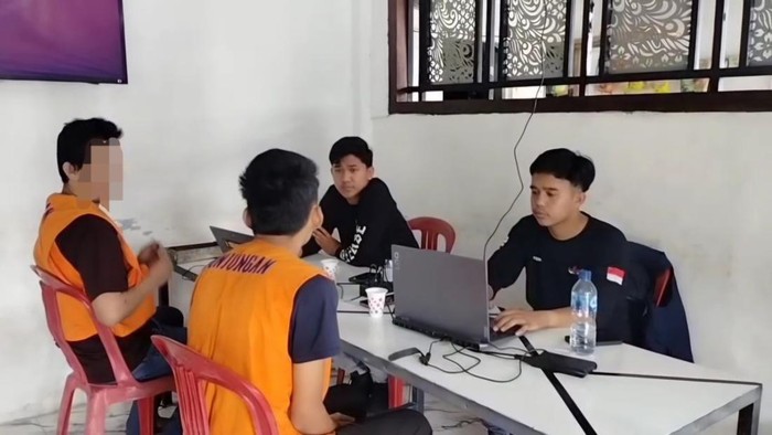 Polisi saat memeriksa napi yang diduga terkait dengan penganiayaan di Lapas Muaradua
