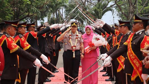 Polres Kepulauan Seribu menggelar parade penyambutan AKBP Wikha Ardilestanto sebagai kapolres baru menggantikan AKBP Argadija Putra. (dok Istimewa)