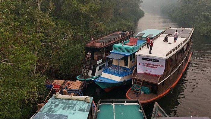 Posko layanan kesehatan terapung Palang Merah Indonesia (PMI) Kobar di kawasan TNTP.