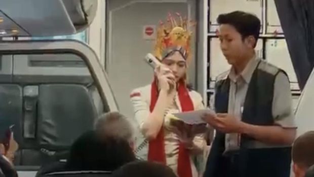 Pramugari mengenakan Omprok dan Selendang layaknya penari Gandrung saat malayani penumpang di Pesawat. Pramugari mengenakan Omprok dan Selendang layaknya penari Gandrung saat malayani penumpang di Pesawat.