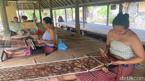 Proses penenunan kain gringsing khas Desa Adat Tenganan Pegringsingan, Kecamatan Manggis, Karangasem, Jumat (23/10/2026) (foto: I Wayan Selamat Juniasa)