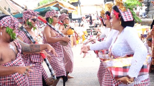 Prosesi upacara penutup karya agung di desa Adat Akah, Klungkung, Bali, Sabtu (24/10/2026). (Fatih Kudus Jaelani/detikBali).