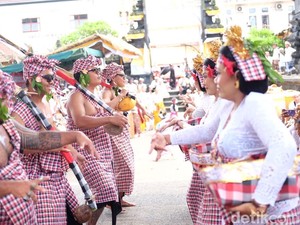 Desa Adat Akah Klungkung Tutup Karya Agung Lewat Ritual Nyenuk