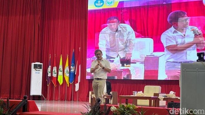 Rocky Gerung saat menjadi pembicara pada acara seminar di Unimed