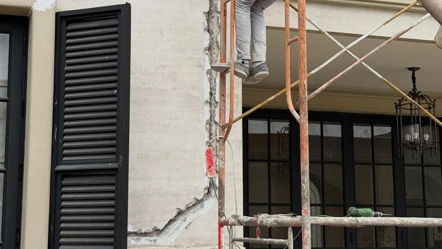 Rumah Tasya Farasya yang retak dan sedang diperbaiki Rumah Tasya Farasya yang retak dan sedang diperbaiki