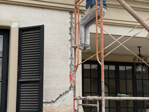 Rumah Tasya Farasya yang retak dan sedang diperbaiki Rumah Tasya Farasya yang retak dan sedang diperbaiki