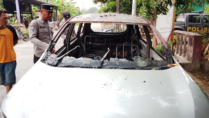 Satu unit mobil Avanza terbakar diduga korslet saat diperbaiki pemiliknya di Polman.