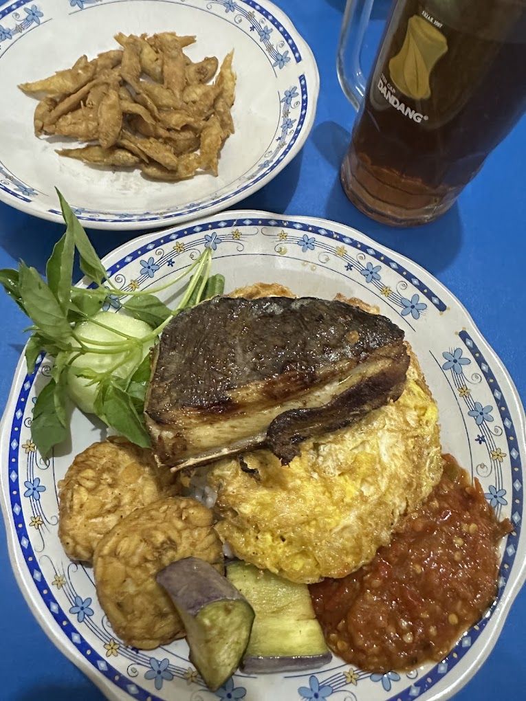 Mampir Rek! 7 Warung Sego Sambel Surabaya yang Murah dan Enak