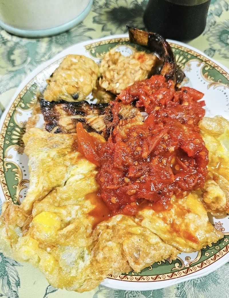 Mampir Rek! 7 Warung Sego Sambel Surabaya yang Murah dan Enak
