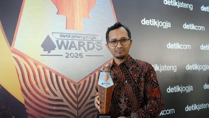 Sekretaris UMY, Bachtiar Dwi Kurniawan menerima penghargaan di detikJateng-detikJogja Awards 2026 di Nusantara Ballroom, KEK Industropolis Batang, Jumat (23/10/2026).