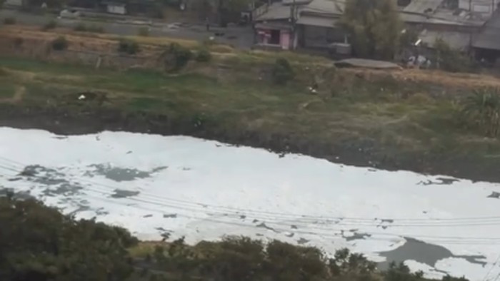 Sungai Jagir di kawasan Kedung Baruk Surabaya dipenuhi busa.