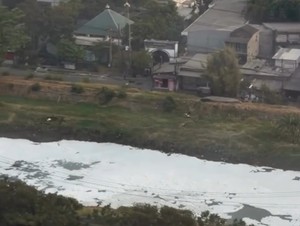 Sungai Jagir Surabaya Berbusa, Warga Sebut Hampir Setiap Hari Terjadi