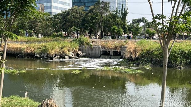 Sungai Jagir, Kedung Baruk, Rungkut, Surabaya dipenuhi busa berwarna putih.