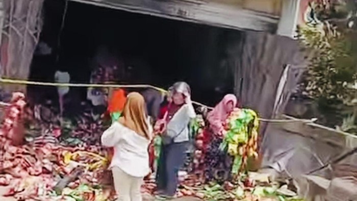 ScreenshotTangkap layar video saat warga menjarah makanan ringan dari gudang yang terbakar di Bengkulu