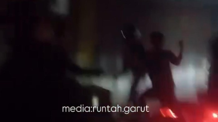 Tangkapan layar pengeroyokan pemuda di Garut