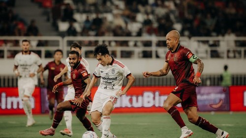 Teppei Yachida (jersey putih) menjadi salah satu tumpuan Bali United menghadapi Persita Tangerang di Banten Internasional Stadium, Minggu (25/10/2026) besok. /dok. Bali United