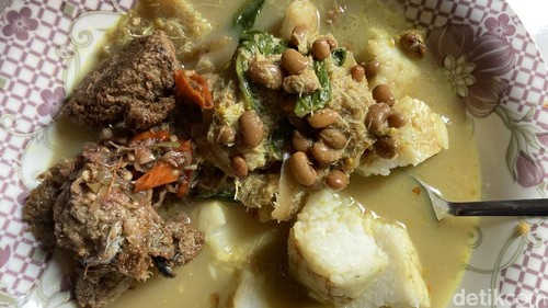 Tipat kuah pindang racikan Made Gadung di Pelabuhan Sampalan, Nusa Penida, Klungkung, Bali. (Foto:Fatih Kudus Jaelani/detikBali)