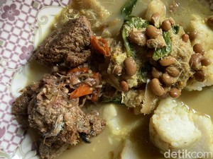 Mencicipi Tipat Kuah Pindang, Menu Sarapan Khas Nusa Penida