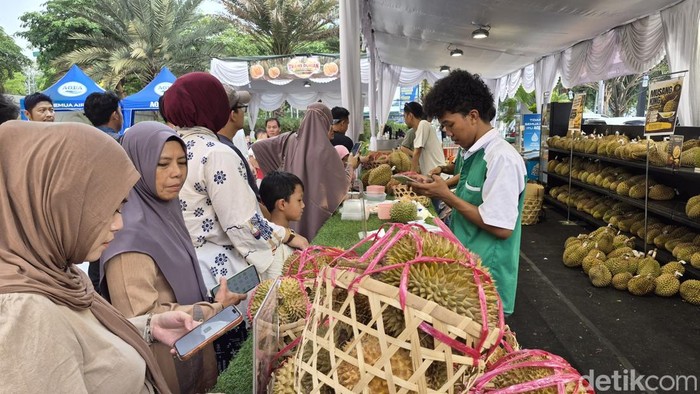 Trans Durian Roadshow di Icon Mall Gresik diserbu pengunjung