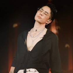 Gaya Vanness Wu Tetap Ikonik, Makin Matang di Usia 48 Tahun