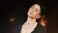 Gaya Vanness Wu Tetap Ikonik, Makin Matang di Usia 48 Tahun