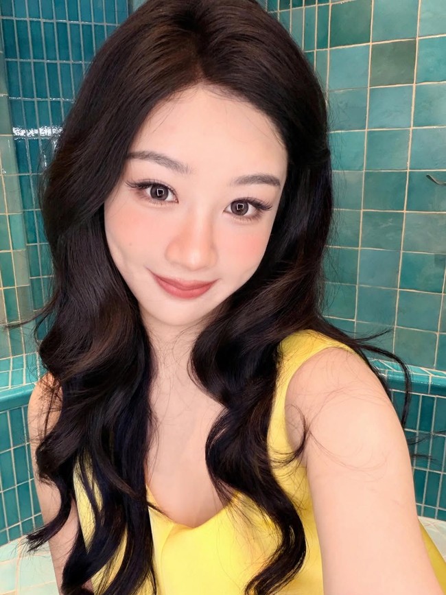 2. Yang Zi  dianggap sebagai salah satu ratu rating yang tak terbantahkan. Mulai dari Ashes of Love hingga Go Go Squid!, ia berulang kali membuat drama meraih kesuksesan besar. Selain populer, proyeknya selalu dipuji karena kualitasnya. Foto: Instagram @yangzi_aoao