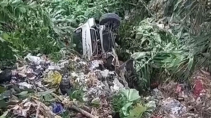 Sebuah ambulans jatuh ke jurang sedalam 10 meter di Bandung Barat usai menghindari pengendara sepeda motor.