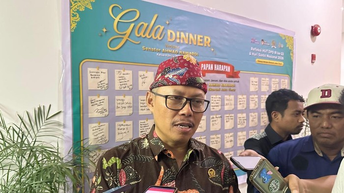 Anggota DPD RI Ahmad Nawardi usai menghadiri acara Refleksi HUT DPD RI dan Hari Santri Nasional di Surabaya.