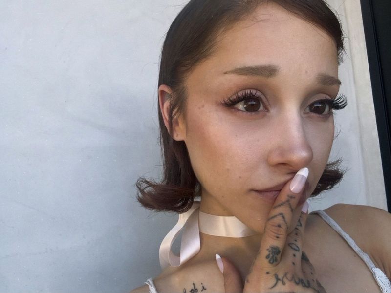Ariana Grande Tampil dengan Rambut Bob Pendek.