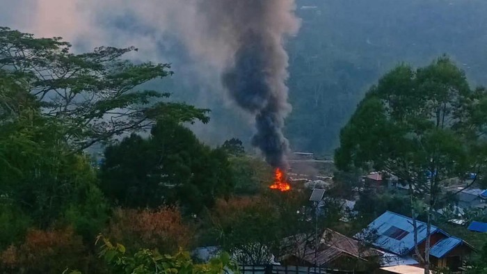 Bentrokan antar keluarga di Tolikara, Papua, berujung tragis dengan tewasnya DK (23) akibat pembacokan.