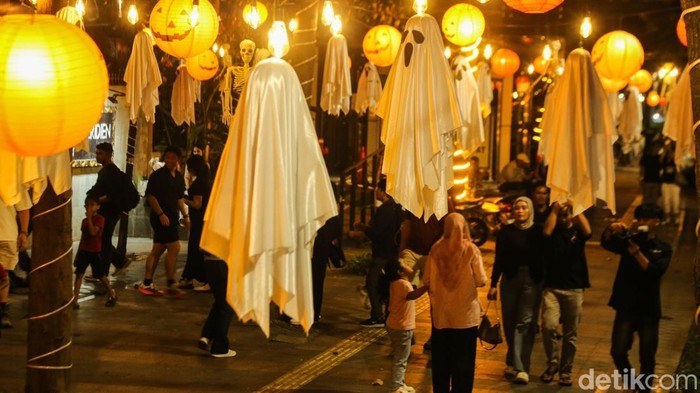 Suasana berbeda terlihat di trotoar Jalan Jenderal Sudirman, Jakarta, menjelang perayaan Halloween pada 31 Oktober 2026. Beragam dekorasi bernuansa horor menghiasi jalur pedestrian, menghadirkan pemandangan tak biasa di tengah kesibukan ibu kota.