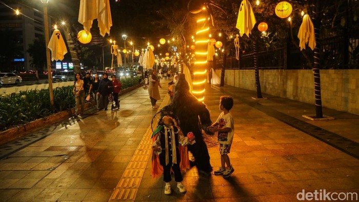 Suasana berbeda terlihat di trotoar Jalan Jenderal Sudirman, Jakarta, menjelang perayaan Halloween pada 31 Oktober 2026. Beragam dekorasi bernuansa horor menghiasi jalur pedestrian, menghadirkan pemandangan tak biasa di tengah kesibukan ibu kota.