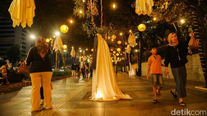 Suasana berbeda terlihat di trotoar Jalan Jenderal Sudirman, Jakarta, menjelang perayaan Halloween pada 31 Oktober 2026. Beragam dekorasi bernuansa horor menghiasi jalur pedestrian, menghadirkan pemandangan tak biasa di tengah kesibukan ibu kota.