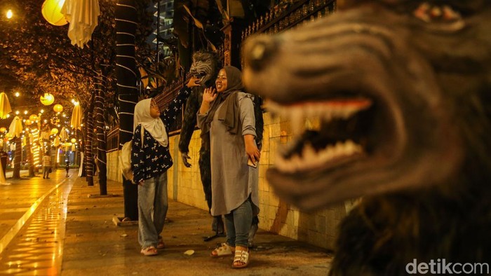 Suasana berbeda terlihat di trotoar Jalan Jenderal Sudirman, Jakarta, menjelang perayaan Halloween pada 31 Oktober 2026. Beragam dekorasi bernuansa horor menghiasi jalur pedestrian, menghadirkan pemandangan tak biasa di tengah kesibukan ibu kota.