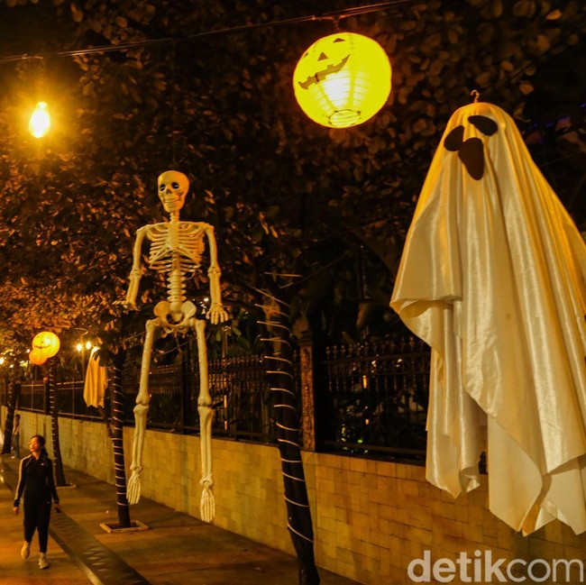 Bikin Merinding, Hantu hingga Manusia Serigala Hiasi Trotoar Sudirman