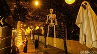 Bikin Merinding, Hantu hingga Manusia Serigala Hiasi Trotoar Sudirman