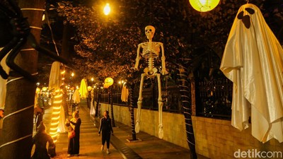Bikin Merinding, Hantu hingga Manusia Serigala Hiasi Trotoar Sudirman