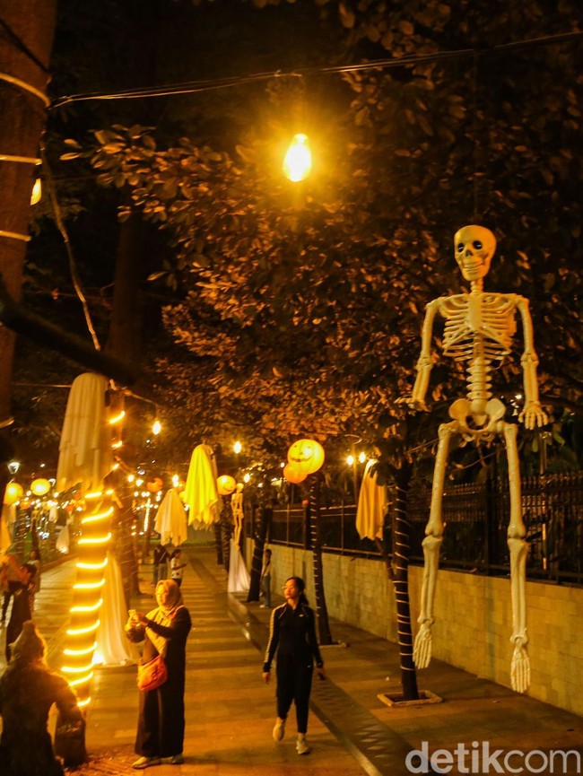 Bikin Merinding, Hantu hingga Manusia Serigala Hiasi Trotoar Sudirman