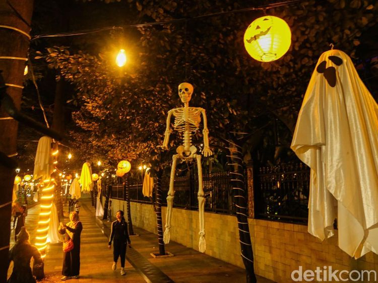 Bikin Merinding, Hantu hingga Manusia Serigala Hiasi Trotoar Sudirman