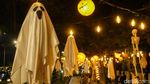 Bikin Merinding, Hantu hingga Manusia Serigala Hiasi Trotoar Sudirman