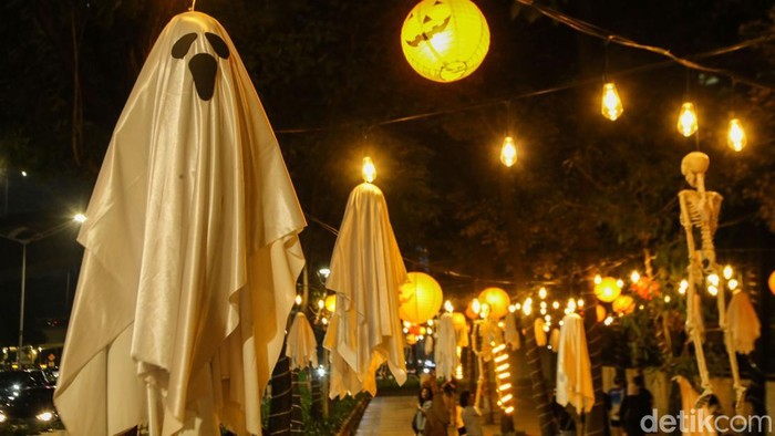 Suasana berbeda terlihat di trotoar Jalan Jenderal Sudirman, Jakarta, menjelang perayaan Halloween pada 31 Oktober 2026. Beragam dekorasi bernuansa horor menghiasi jalur pedestrian, menghadirkan pemandangan tak biasa di tengah kesibukan ibu kota.
