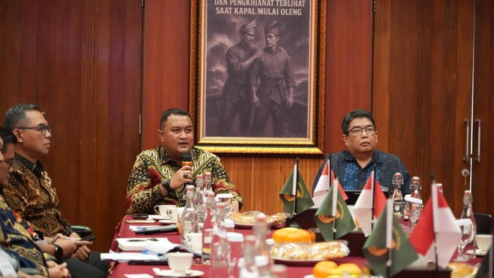 Bupati Bogor Rudy Susmanto menargetkan bantuan bedah rumah ditargetkan rampung akhir 2026. Hal itu disampaikan Rudy saat rapat di Ruang Soekarno-Hatta, Cibinong, Sabtu (24/10/2026).