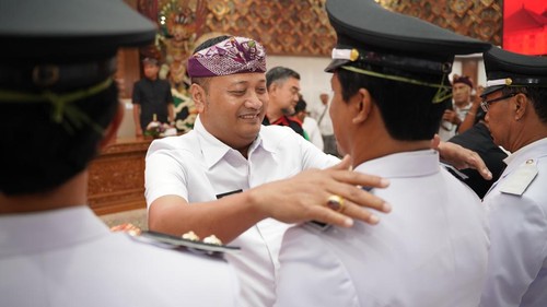 Bupati Gianyar I Made Mahayastra, melantik 26 perbekel baru di kantornya, Gianyar, Sabtu (24/10/2026). (Foto: Dok. Pemkab Gianyar)