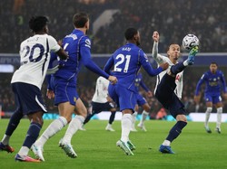 Chelsea harus menelan kekalahan pahit saat menjamu Tottenham Hotspur dalam lanjutan Liga Inggris 2026/2027. Bermain di Stamford Bridge, Sabtu (24/10/2026).&nbsp;Sejak peluit awal dibunyikan, kedua tim berusaha tampil agresif untuk menguasai permainan. Chelsea mencoba membangun serangan melalui Pedro Neto dan Cole Palmer, sementara Tottenham mengandalkan kecepatan para pemain depannya untuk menembus pertahanan tuan rumah. Meski sejumlah peluang tercipta, kedua tim belum mampu memecah kebuntuan pada awal pertandingan. REUTERS/Isabel Infantes
