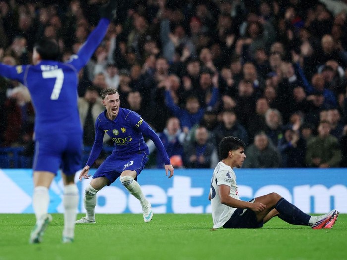 Chelsea harus menelan kekalahan pahit saat menjamu Tottenham Hotspur dalam lanjutan Liga Inggris 2026/2027. Bermain di Stamford Bridge, Sabtu (24/10/2026), The Blues takluk 0-2 dari rival sekotanya dalam derby London yang berlangsung penuh drama. Kekalahan ini semakin menyakitkan setelah Cole Palmer diusir wasit pada babak kedua. REUTERS