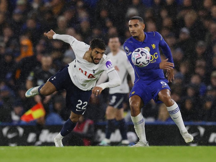 Chelsea harus menelan kekalahan pahit saat menjamu Tottenham Hotspur dalam lanjutan Liga Inggris 2026/2027. Bermain di Stamford Bridge, Sabtu (24/10/2026), The Blues takluk 0-2 dari rival sekotanya dalam derby London yang berlangsung penuh drama. Kekalahan ini semakin menyakitkan setelah Cole Palmer diusir wasit pada babak kedua. REUTERS